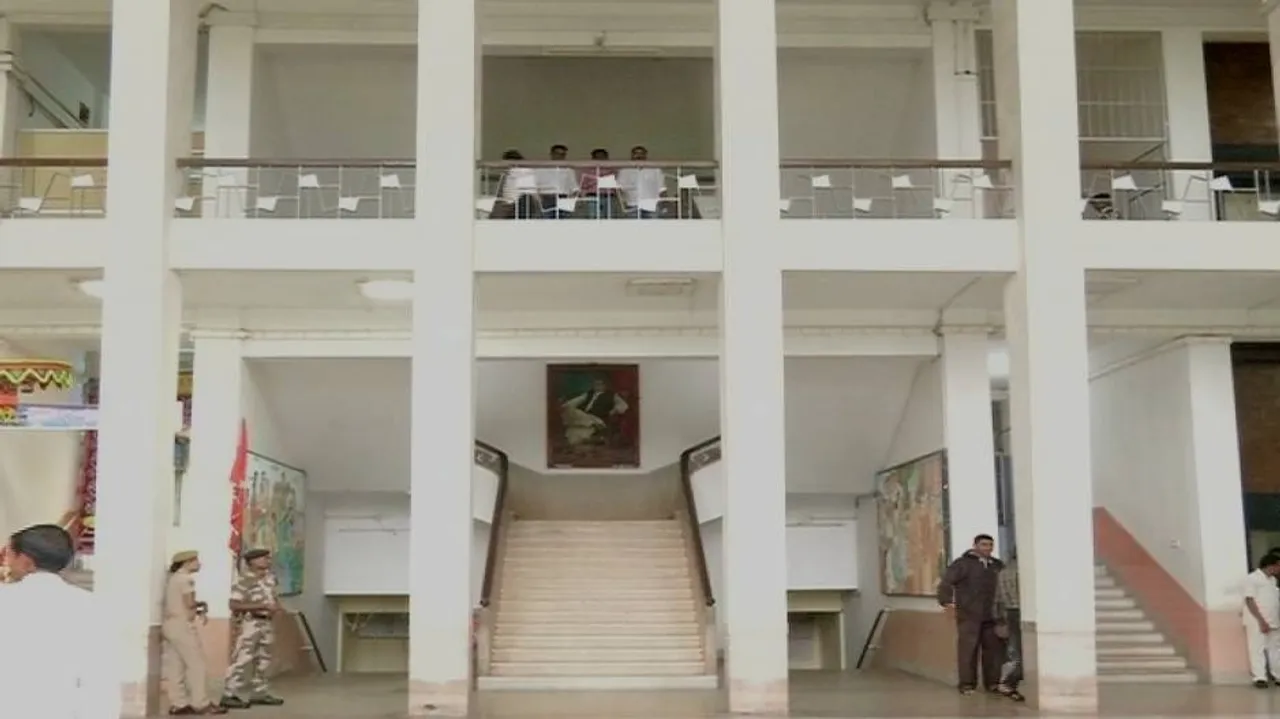Photos of illustrious personalities at Secretariat removed; Opp cries foul