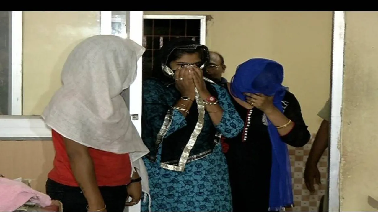 Sex racket busted; 6 including 3 young women held