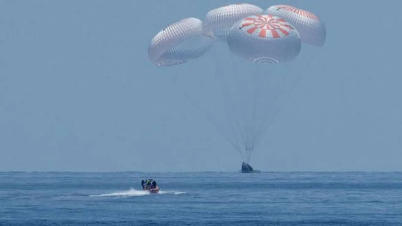 NASA SpaceX Crew Return: Dragon Capsule Splashes Down