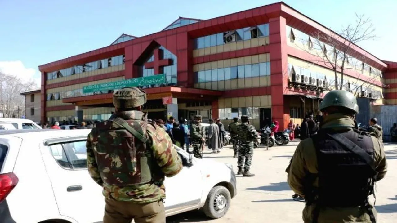 Pakistani LeT terrorist escapes as militants fire at police escort in Srinagar