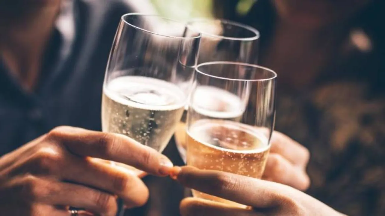 Heavy drinking, abstinence from alcohol may up dementia risk
