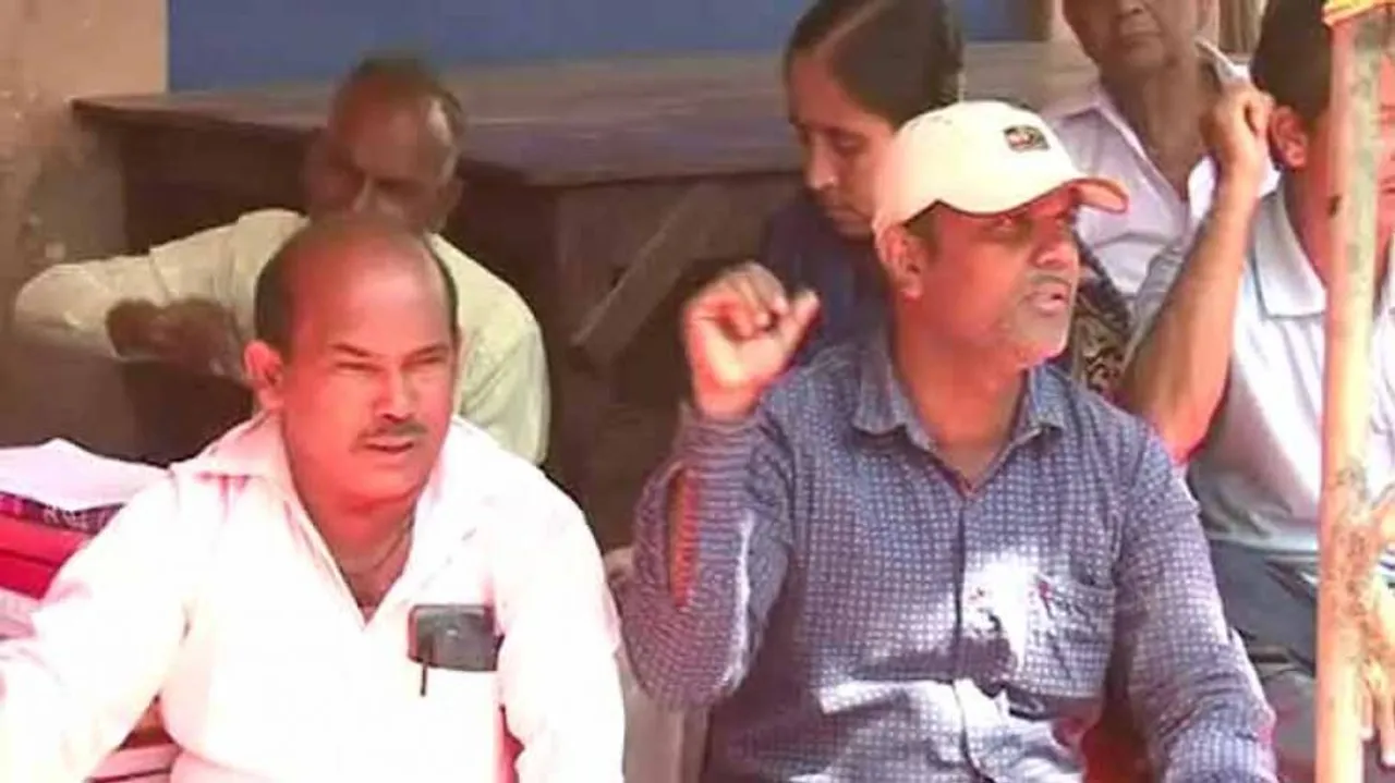 Agitating stamp vendors lock up Puri Sub-Registrar office