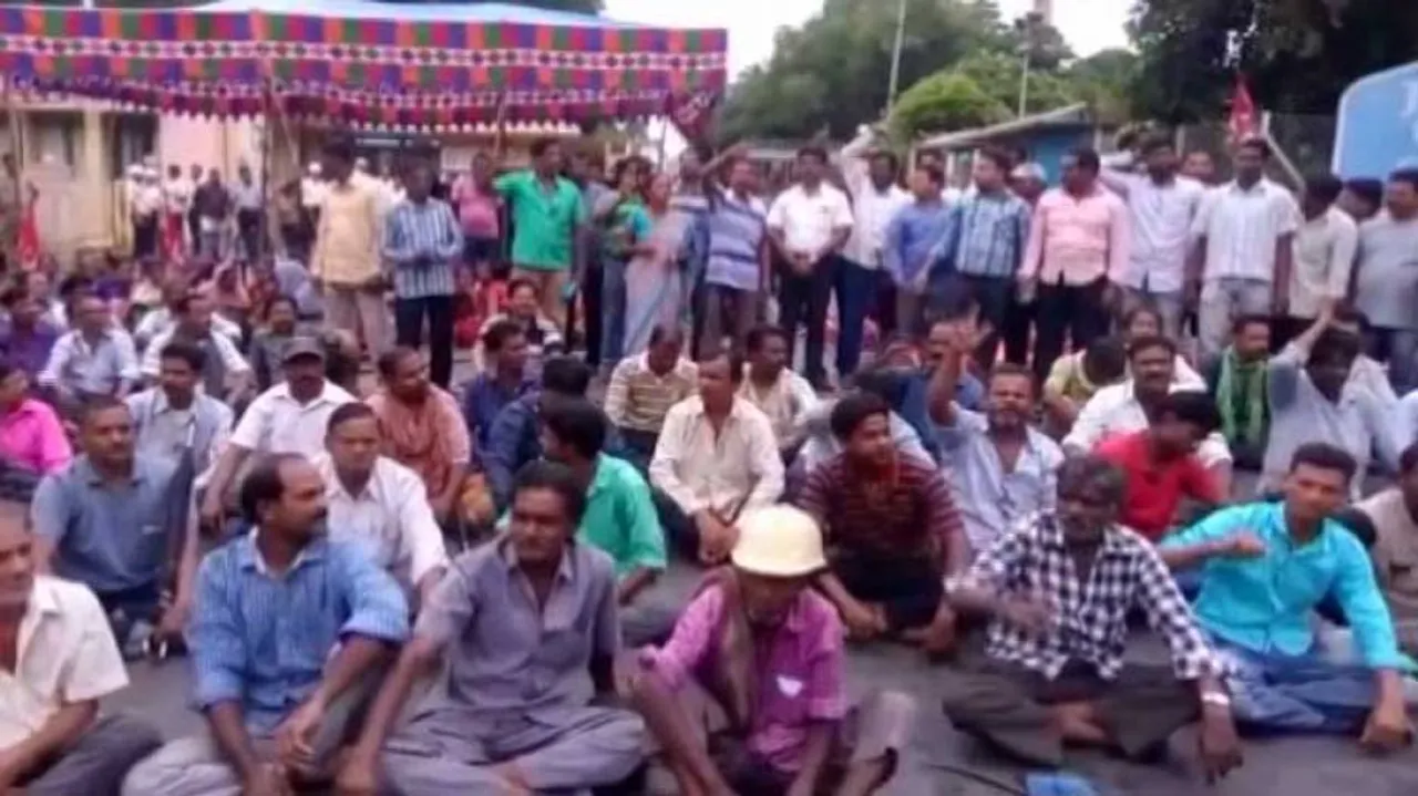Contractual staff of JK Paper Mills on dharna over job regularisation