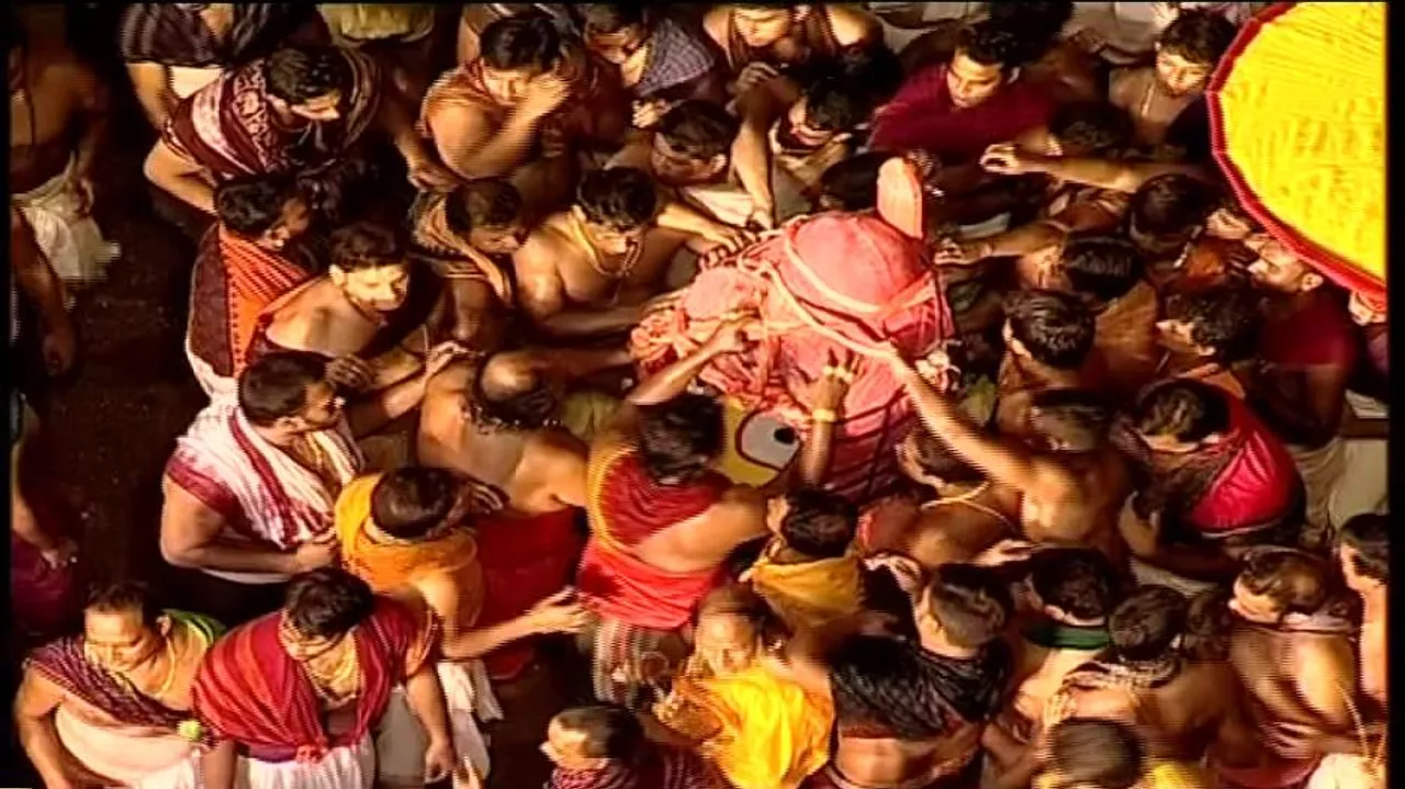 Niladri Bije: Cop touches Subhadra’s idol, probe ordered
