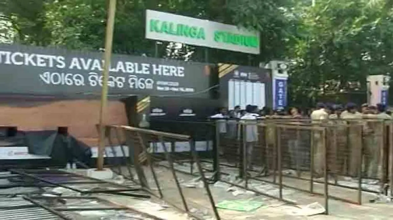 Failing to get HWC tickets, fans vandalise Kalinga Stadium counter