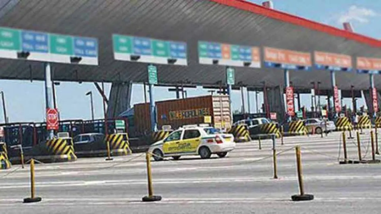 Toll booth employee beaten, dragged on SUV bonnet