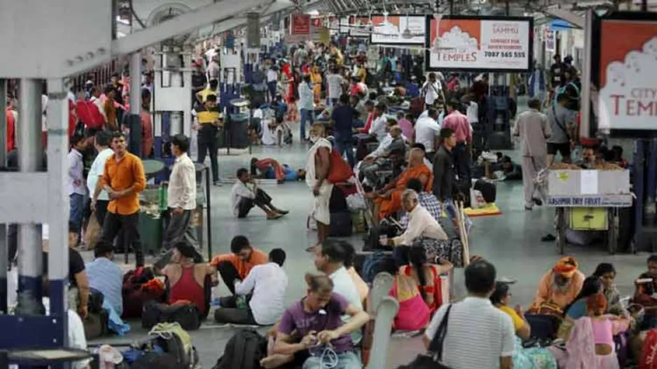Tourists, pilgirms leave Valley after advisory; don't panic, Guv tells political parties