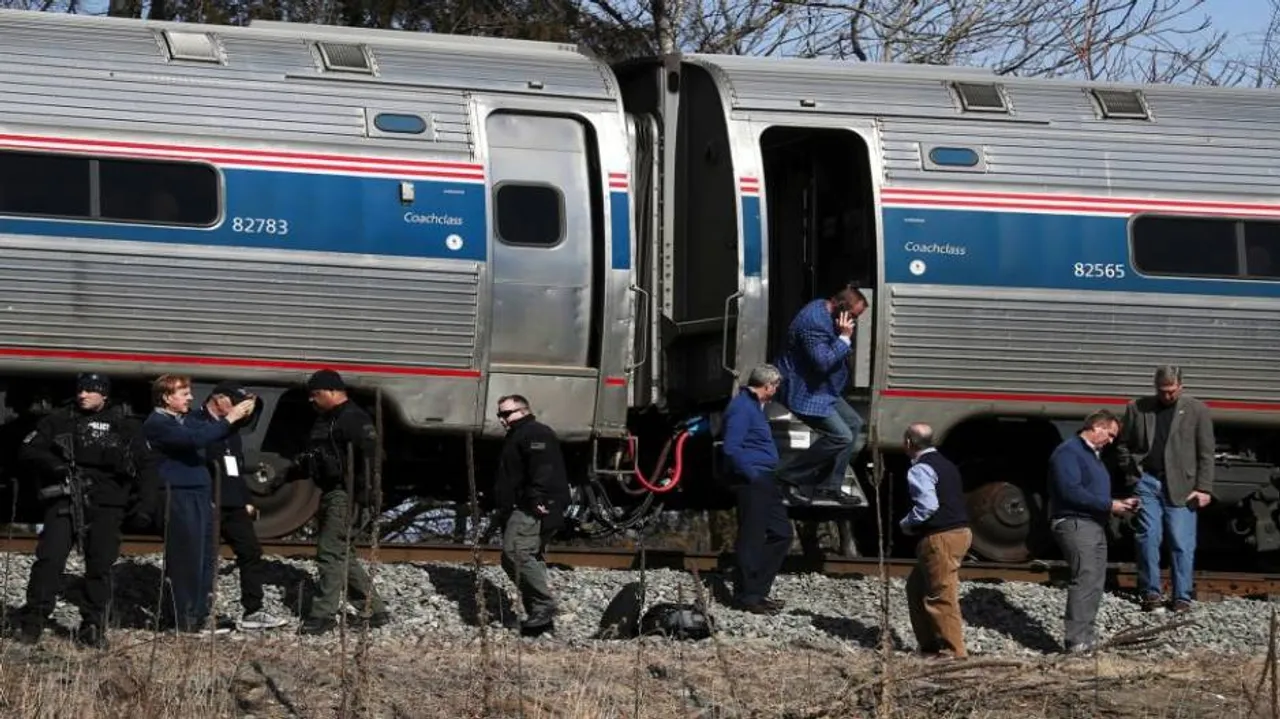 Train carrying US lawmakers crashes, 1 dead