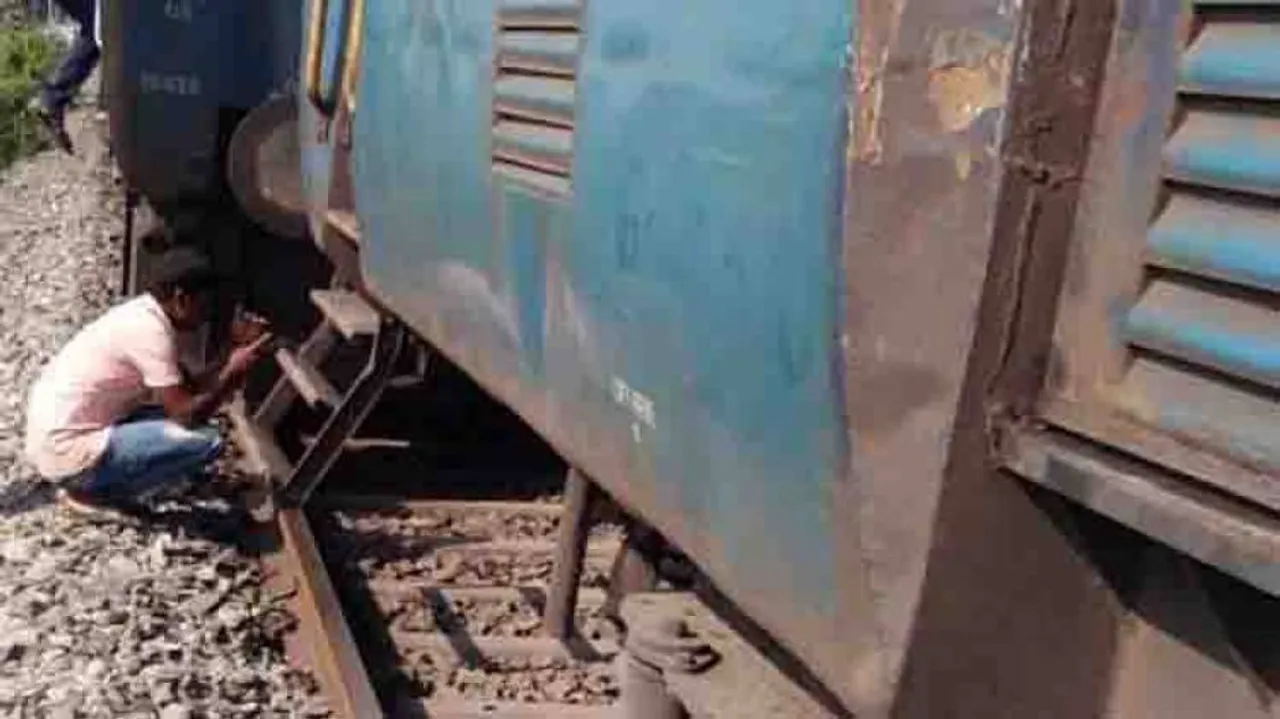 Howrah– Secunderabad Falaknuma express derails near Cuttack