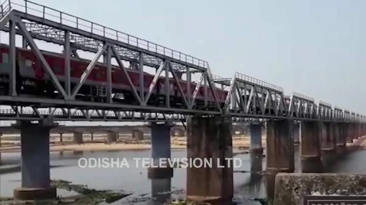 Bhubaneswar-Delhi Rajdhani Express bogies uncoupled on Kathajodi bridge runs again