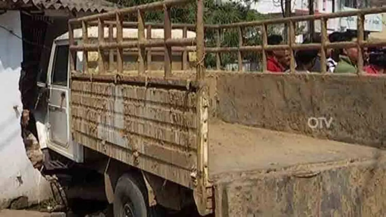 Two injured as mini-truck rams into shop in Cuttack