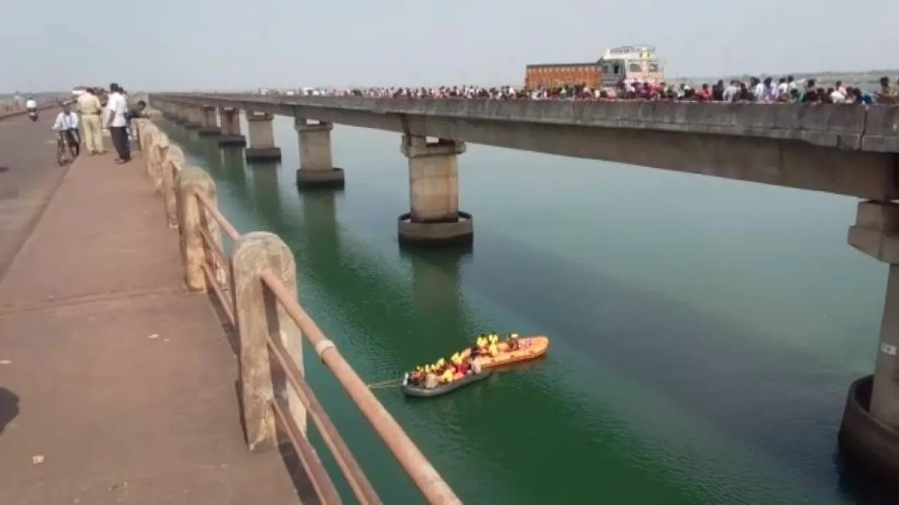 Truck falls off bridge into Mahanadi; driver, helper missing