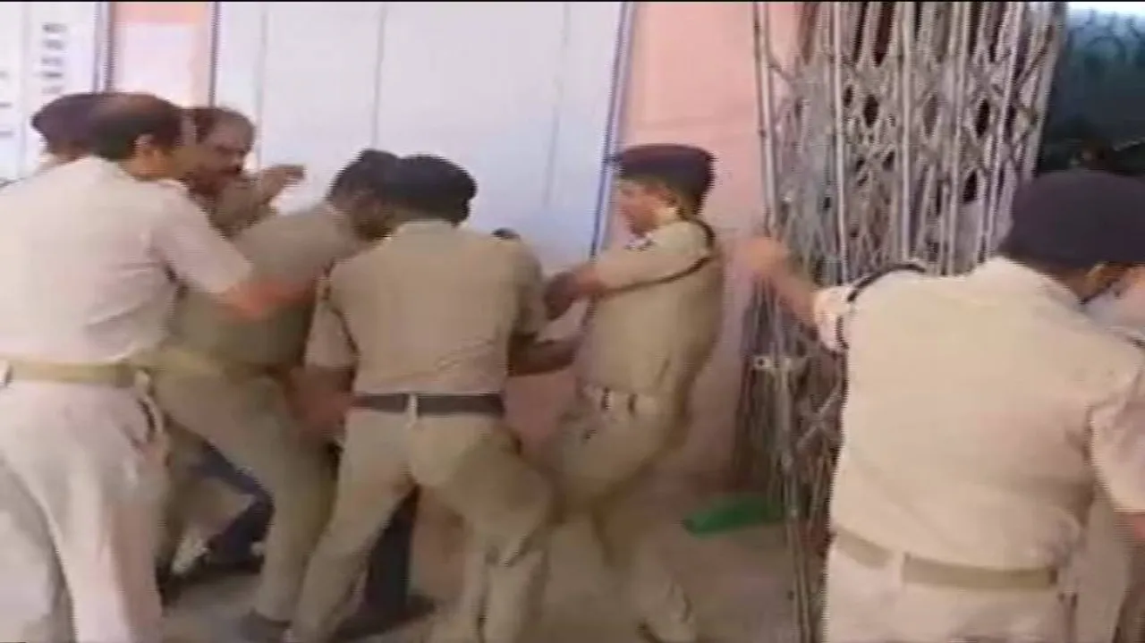 ABVP, Police scuffle at BSE office during demonstration