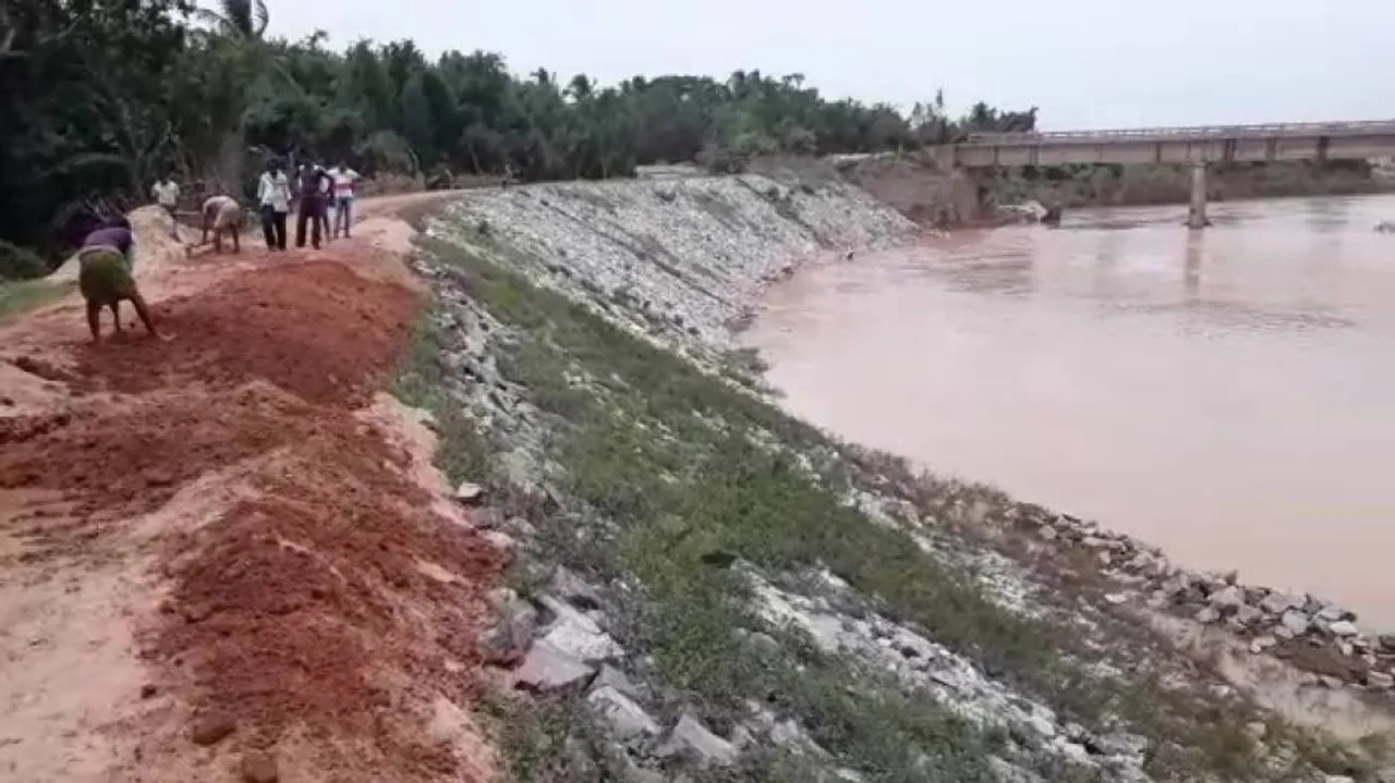 Cracks in river embankments trigger flood panic in Odisha