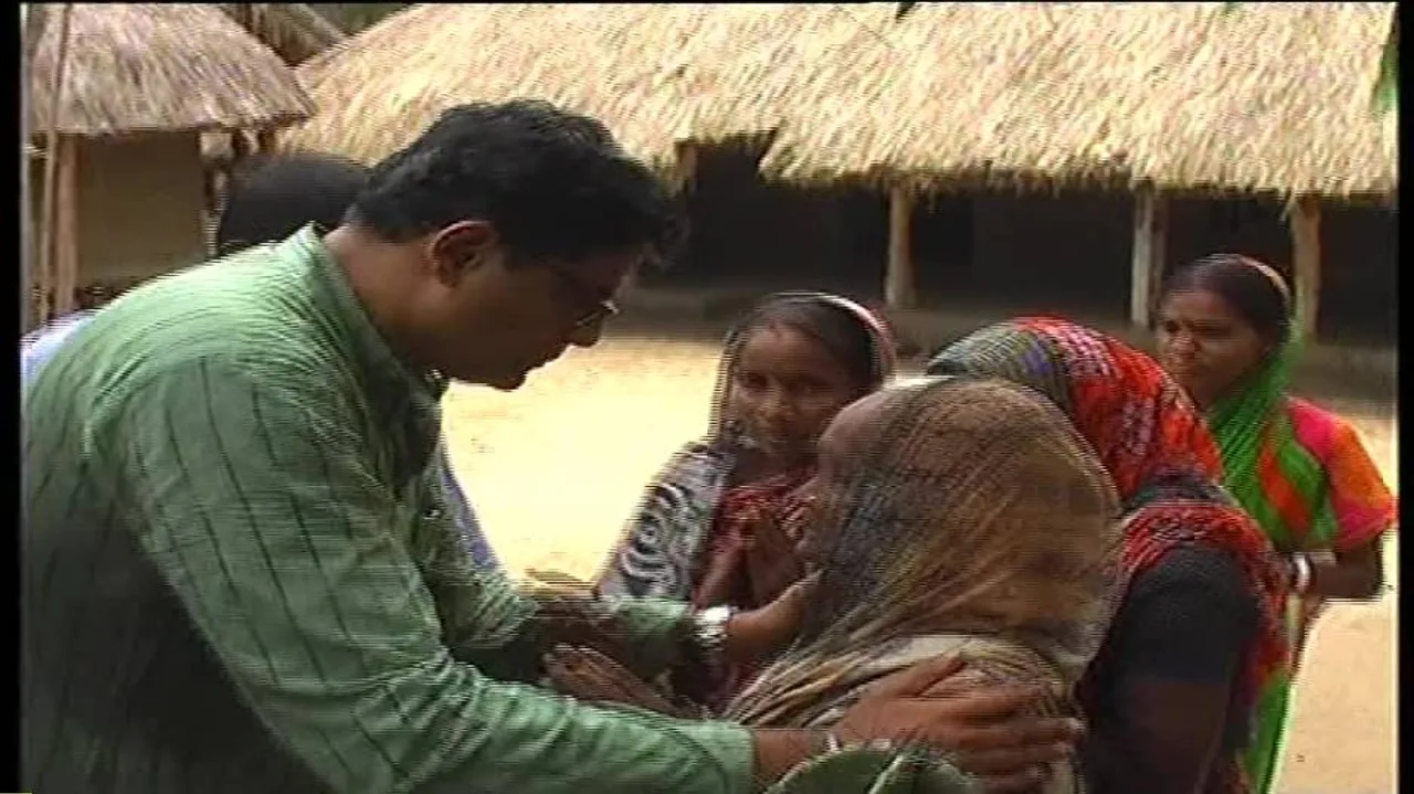 Baijayant discusses issues with Baraja Bahakud villagers