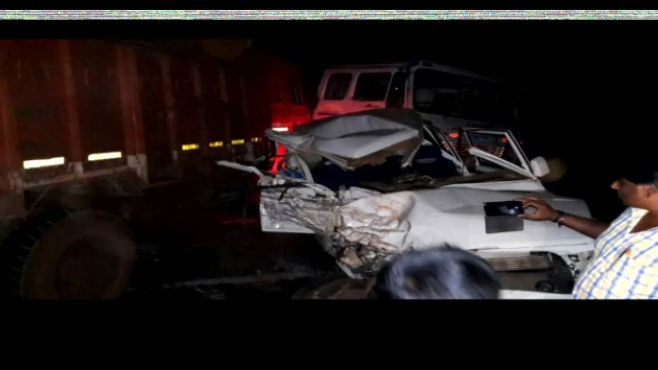 Car crushed between two trucks, 2 killed