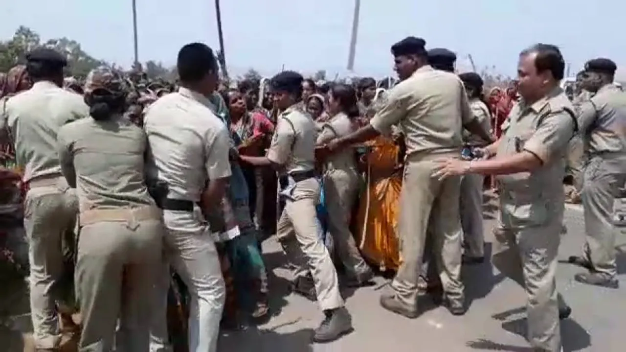 Women lead anti liquor protests, face resistance from police!