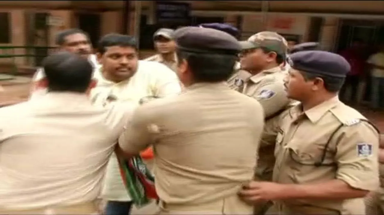 Youth Congress activists hurl eggs at Union Minister's vehicle, 5 arrested