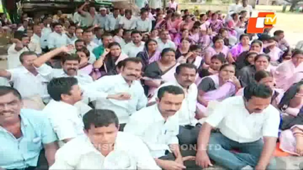 Gana Sikshyaks stage demo protesting pay cut in Balasore
