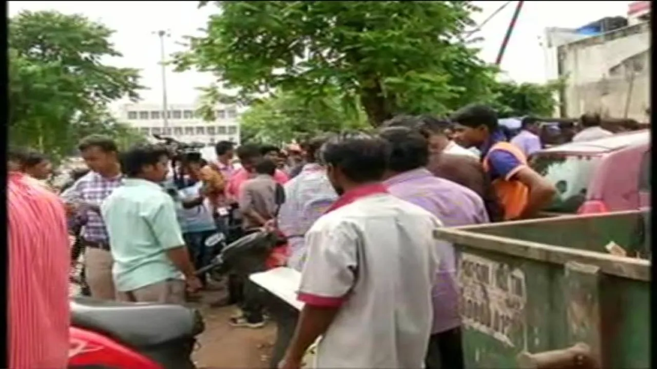 Miscreants snatch Rs 4 lakh from company staff