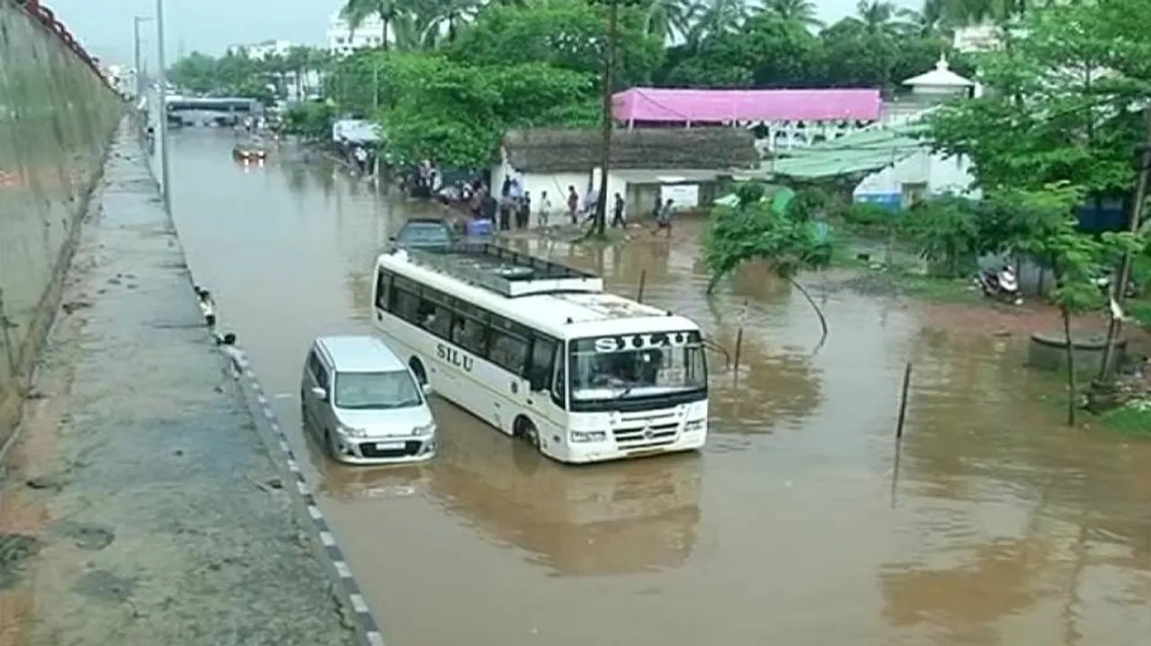 Heavy rains lash twin-city, inundate low-lying places