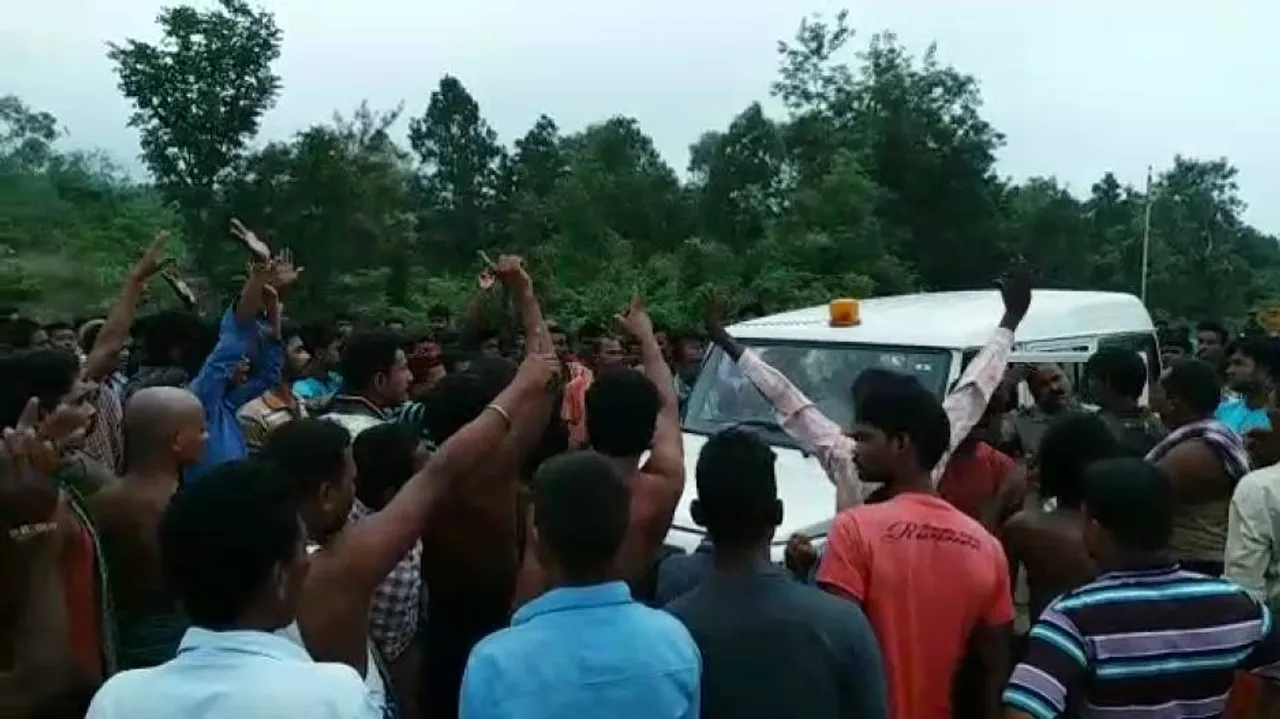 3 cops detained by villagers while trying to rescue 2 suspected thieves