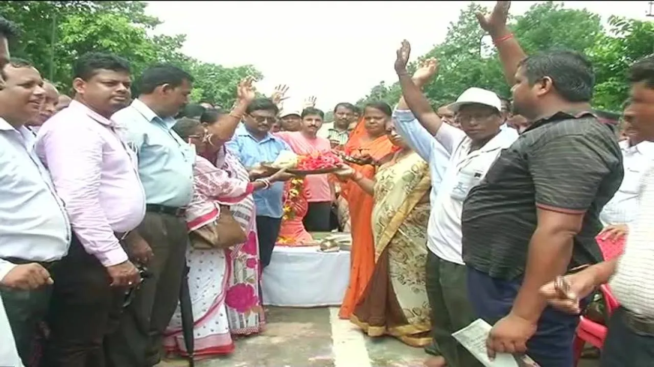 Block Grant Teachers from Western Odisha celebrate Nuakhai on road