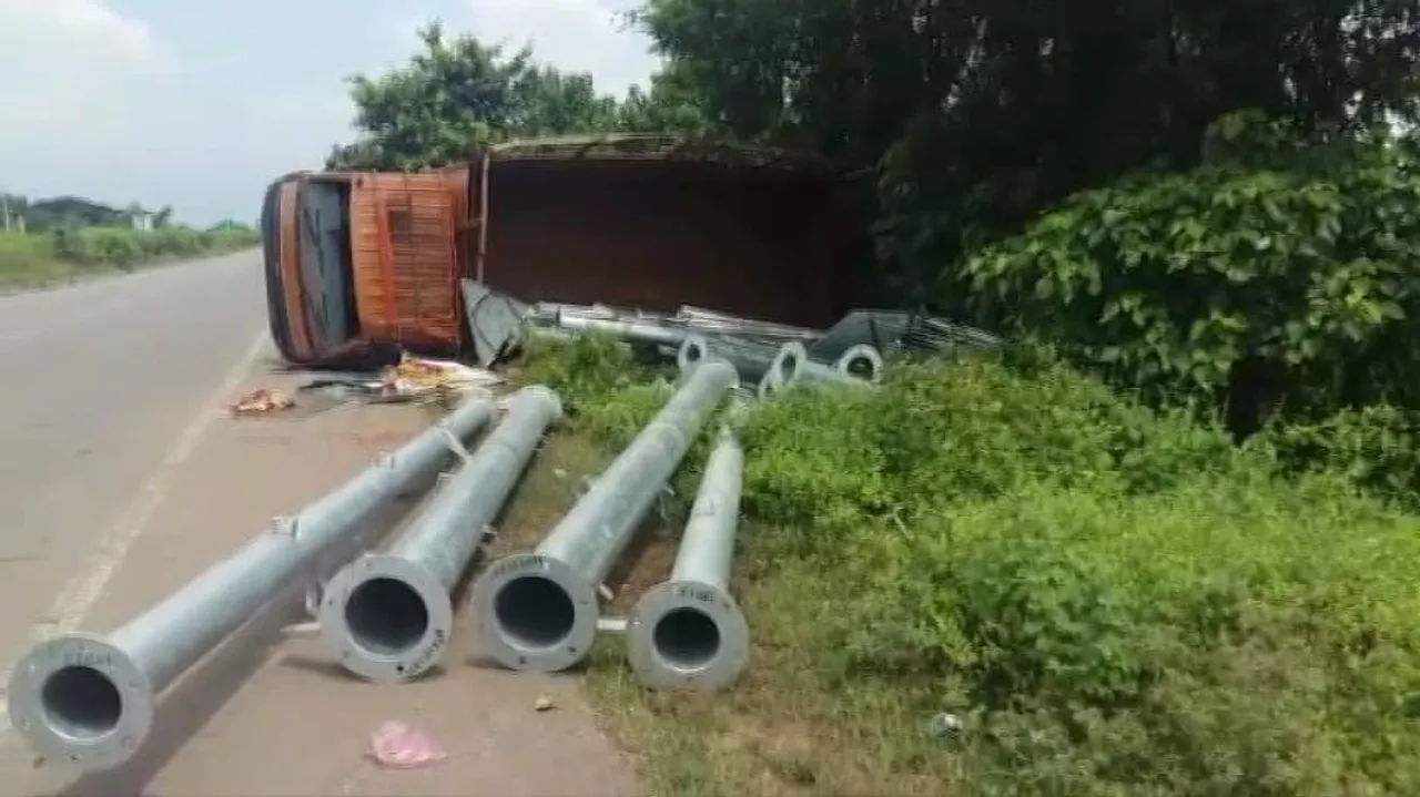3 killed, 3 critical as truck turns turtle on NH-16