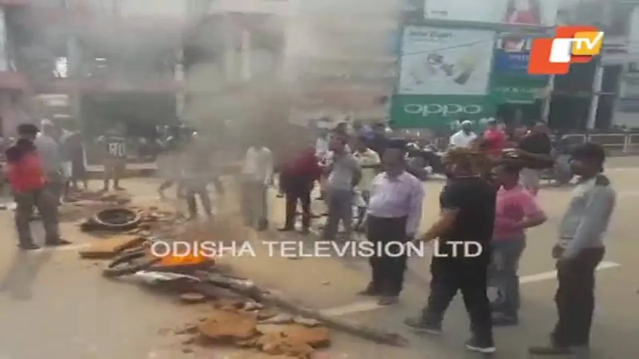 Ashoka Market Traders block road, protest snapping of power, water supply