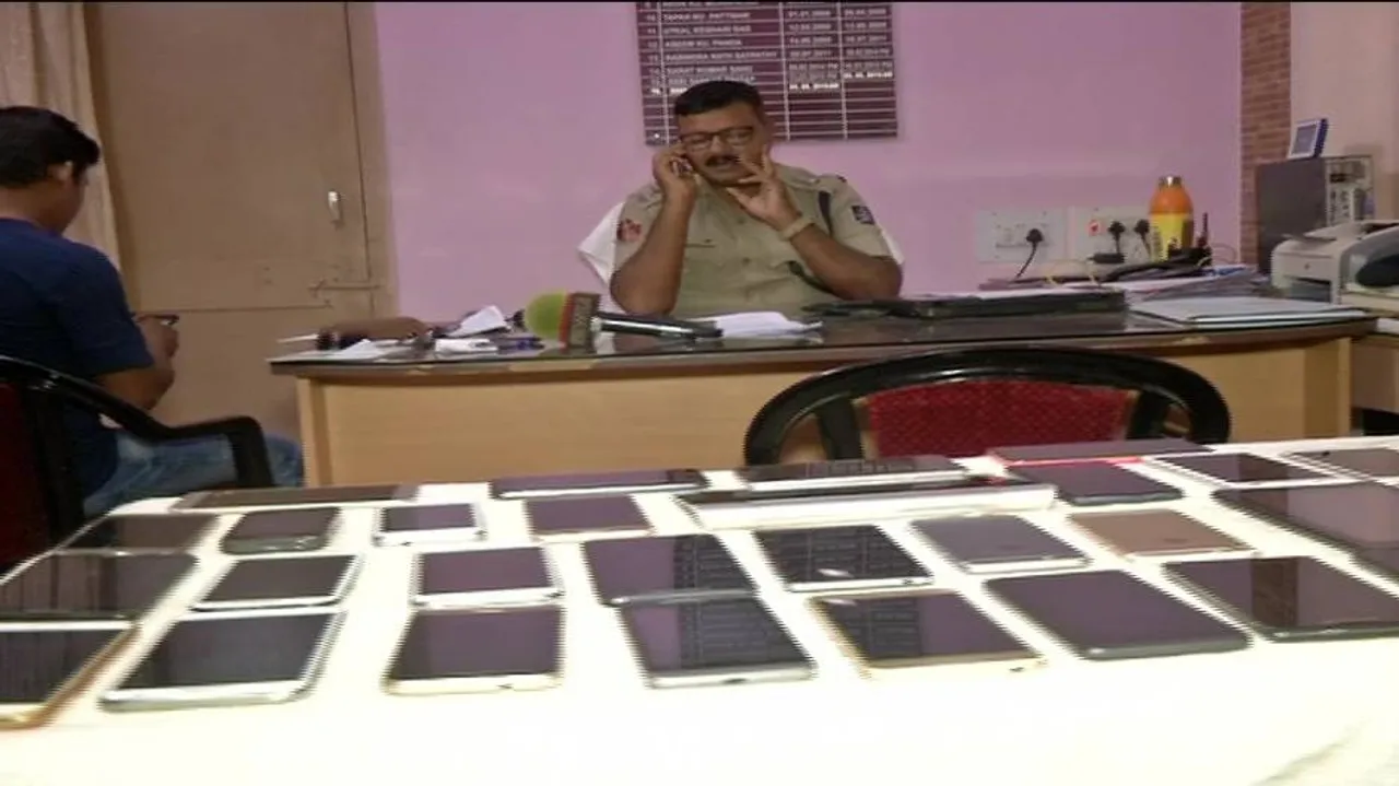 Cops seize over 40 stolen smartphones from mobile shop