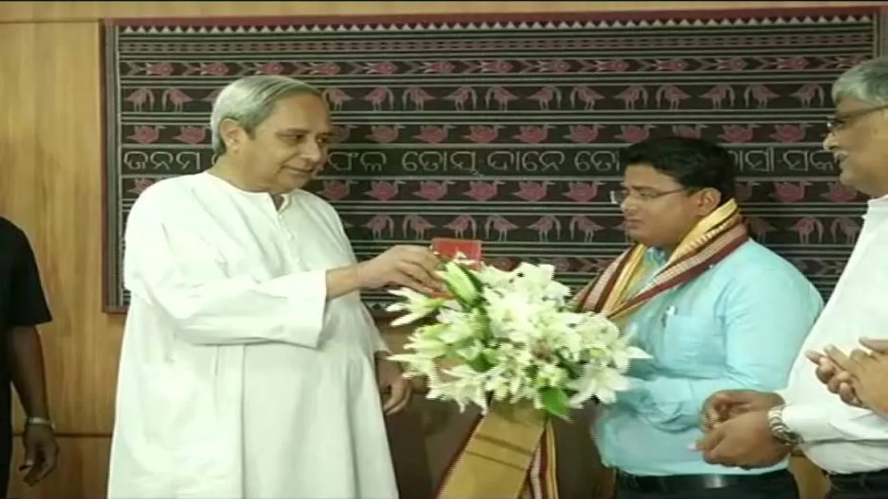 CM felicitates Malkangiri doctor who carried patient on cot for 8 kms