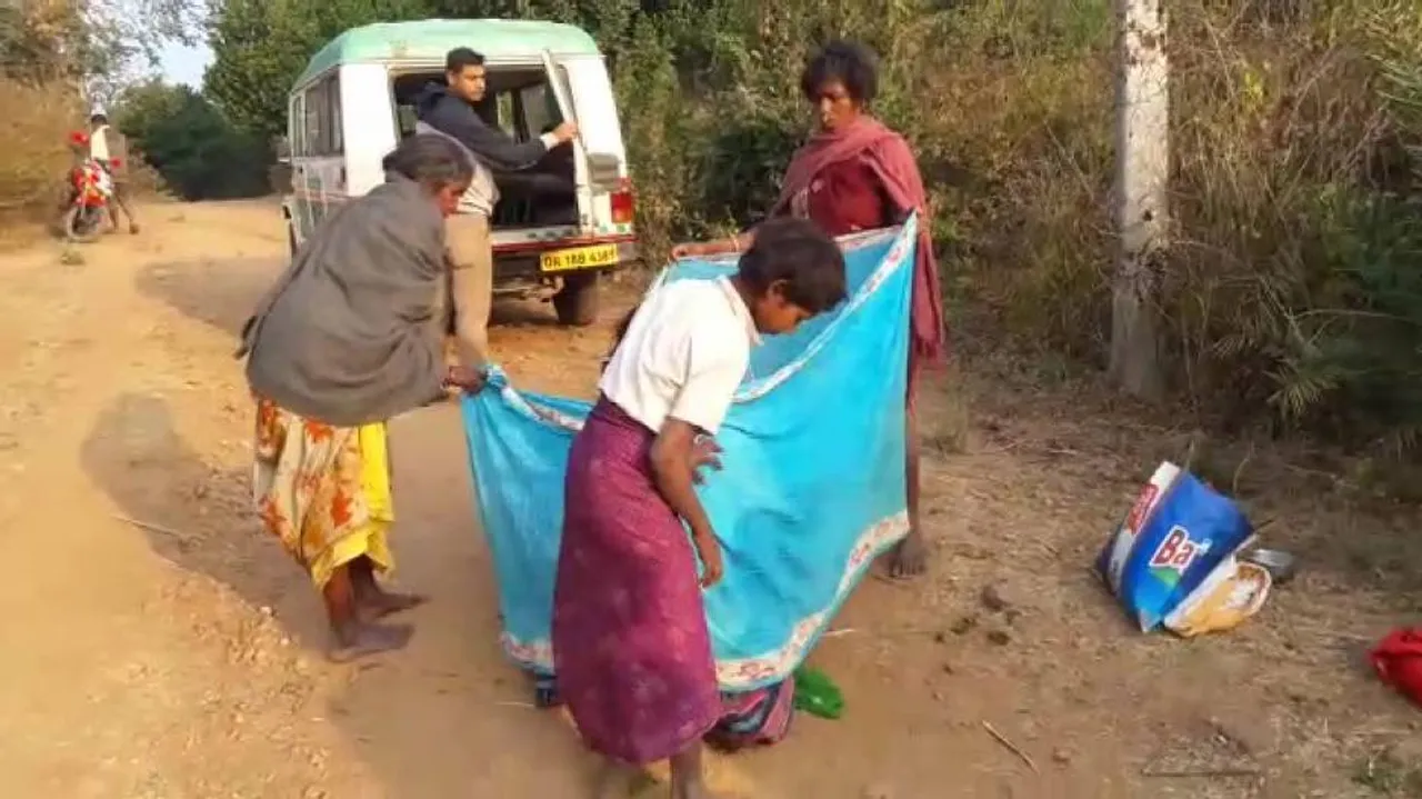 Woman gives birth on road as ambulance fails to reach on time