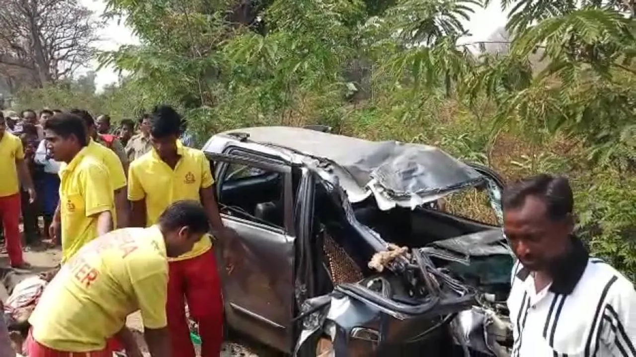 2 killed, 2 critical in car-truck head-on collision