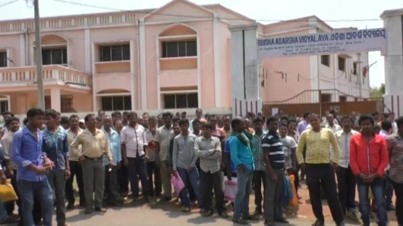Adarsha Vidyalaya in neglect, sans hostel students suffer