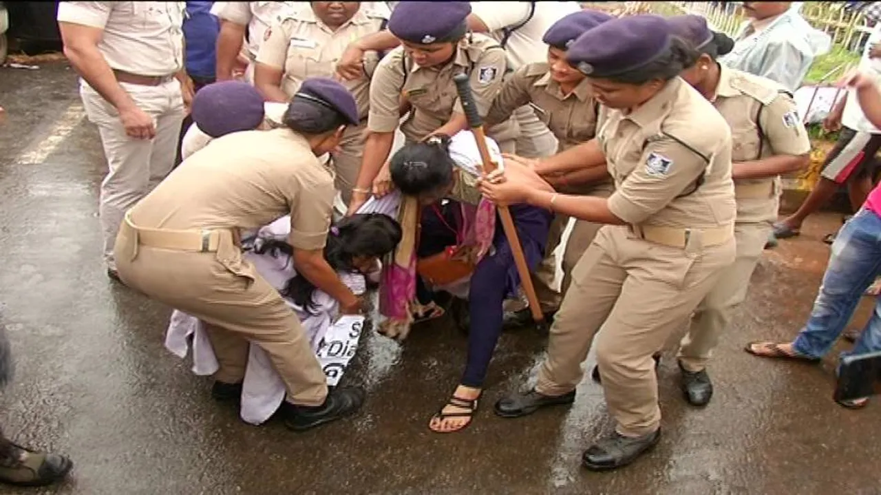 Agitating DMLT, DMRT students scuffle with cops in Bhubaneswar