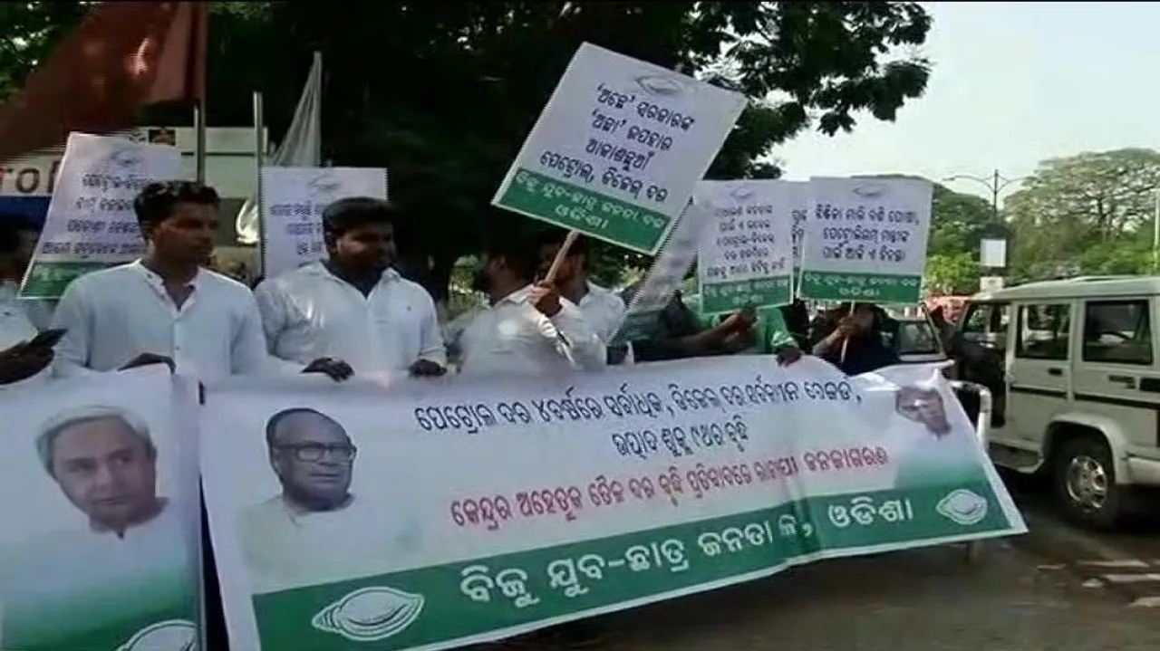 BJD’s peaceful demo against fuel price hike begins in Odisha