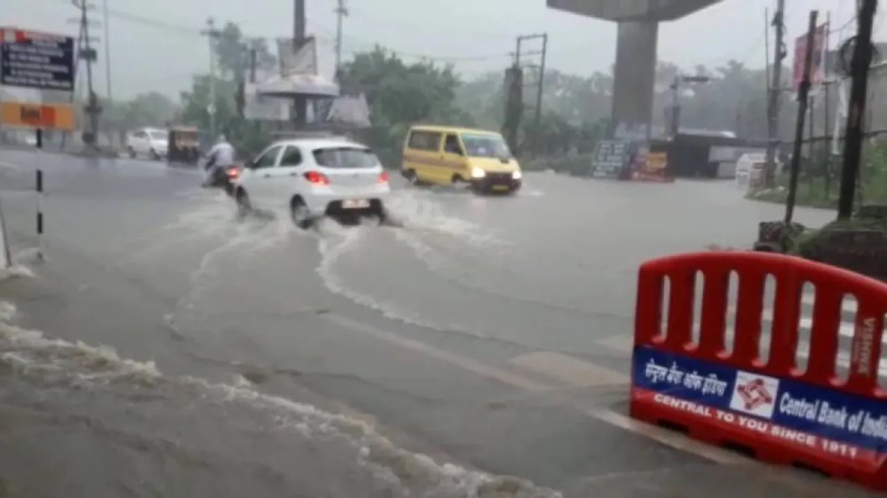 Heavy rain lashes Sambalpur, throws normal life out of gear