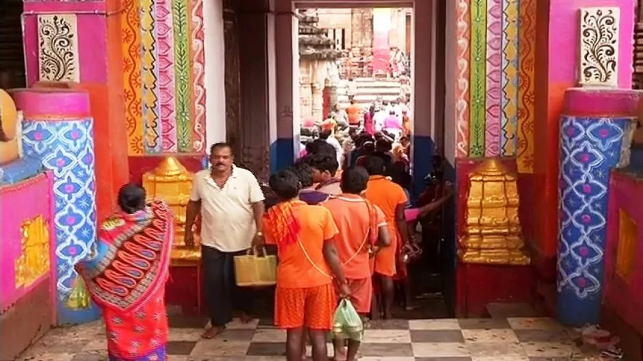‘Bol Bom’ devotees throng Shiva shrines on second Somvar