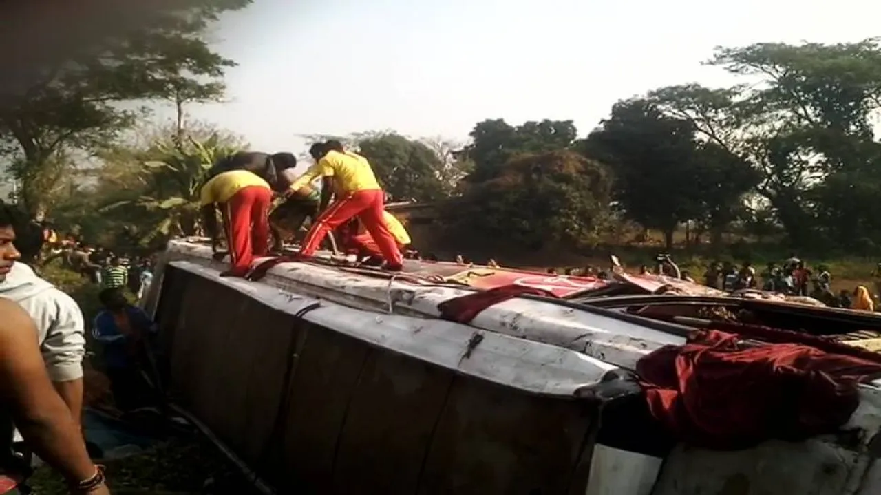 Tourist bus falls off Dhauli, 36 injured