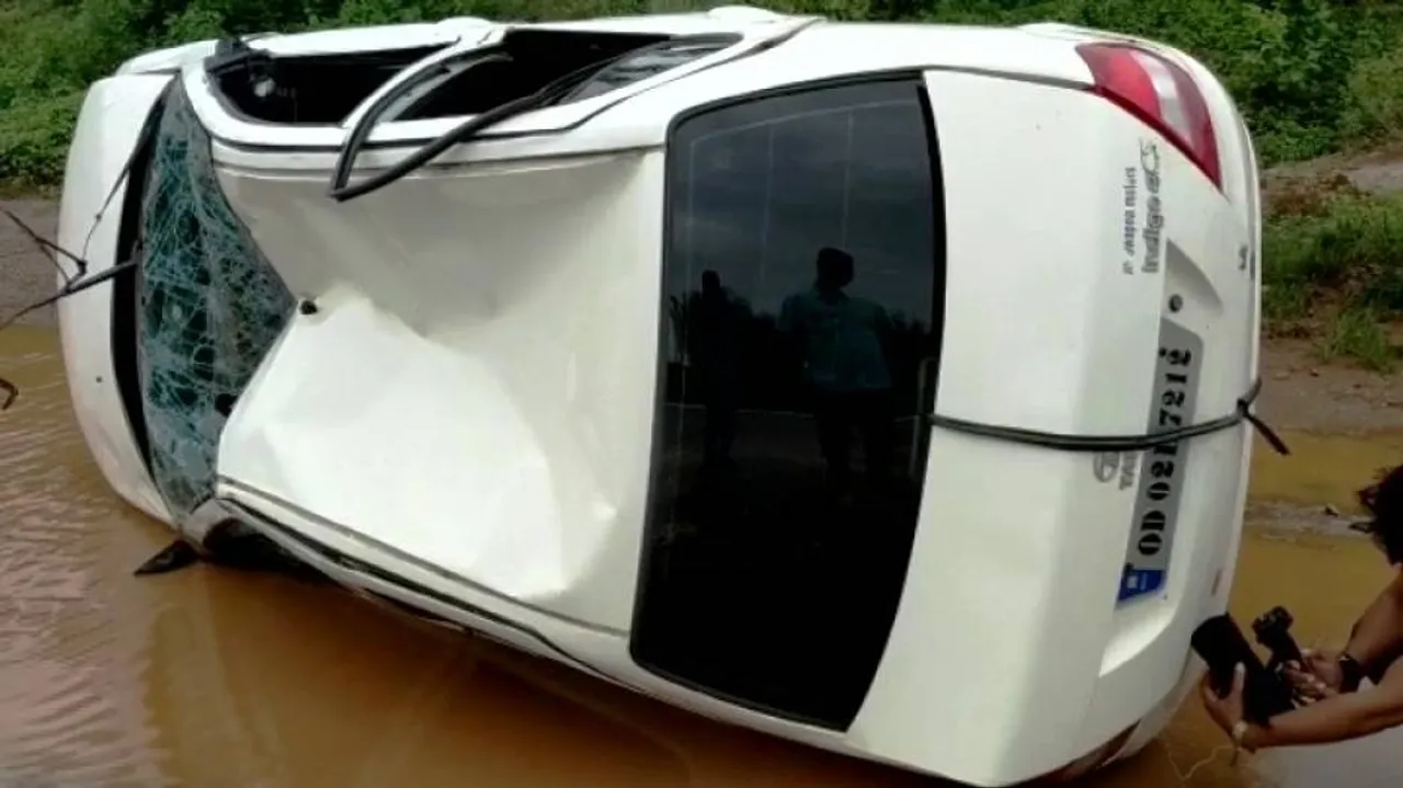 Car carrying ganja worth Rs 8 lakh overturns, seized