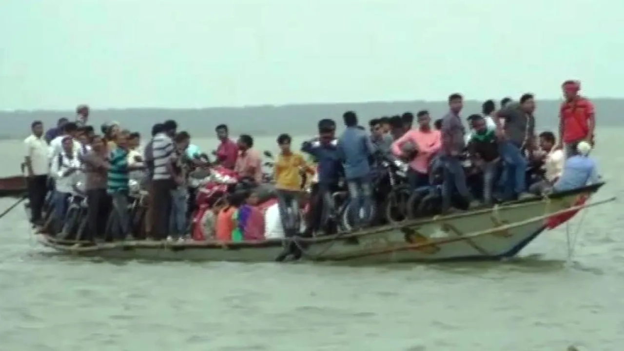 Boat with 36 passengers gets stranded in Chilika