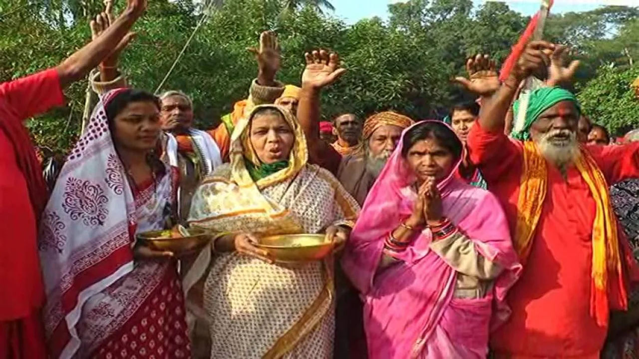 Devotees offer obeisance to Sun God on Samba Dashami