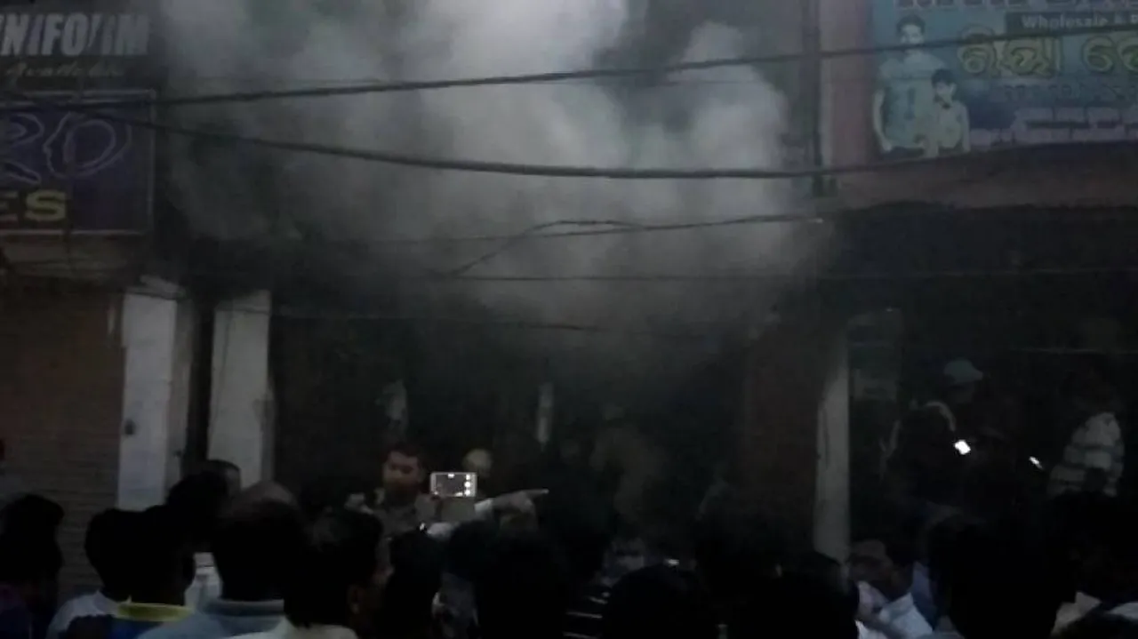 Fire erupts in cloth shop; no casualty