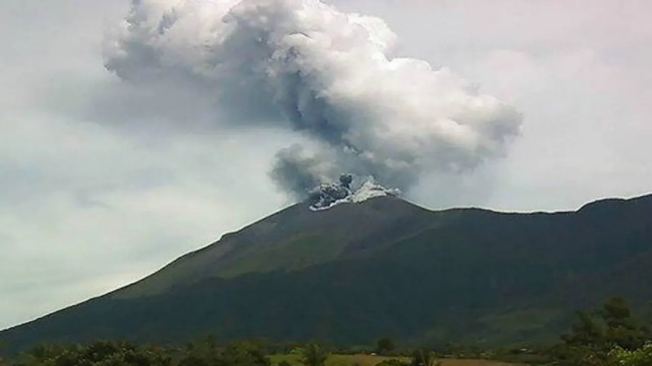 Mexico volcano erupts