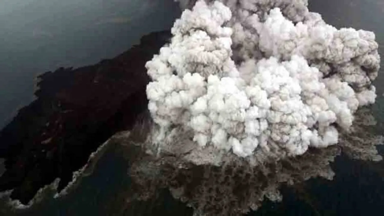 Fears of new Indonesia tsunami as Anak Krakatau volcano seethes