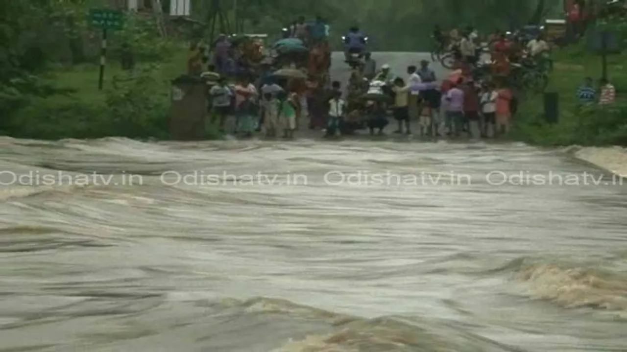 Bridges in Malkangiri submerge following incessant rains; hundreds stranded