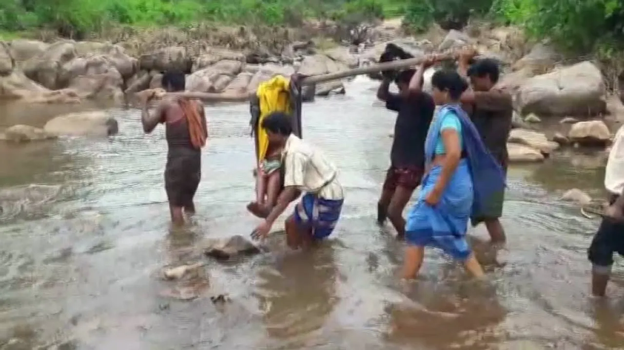 Pregnant woman carried on stretcher for 16 km