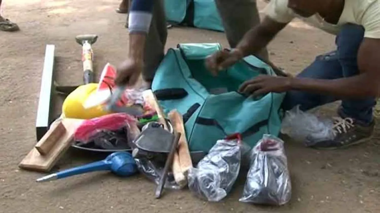Labourers accuse Malkangiri administration of providing sub-standard items in kit bags