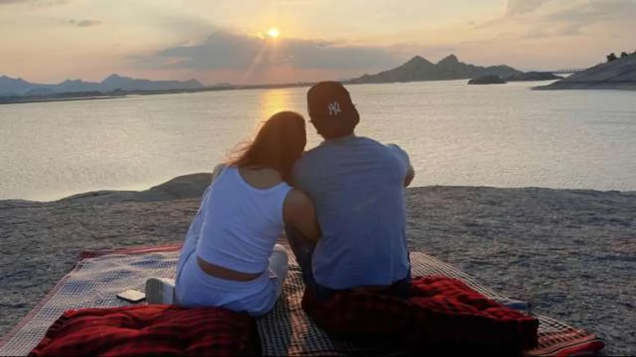 Alia Bhatt Shares a Beautiful Romantic picture with Ranbir Kapoor , On his birthday , calling him her LIFE.