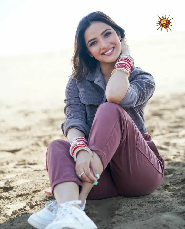 Jasmin Bhasin's recent picture goes viral fans ask if she is married to Aly Goni.